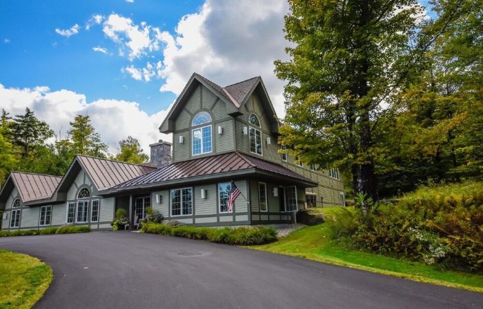 Brand New Listing! Amazing 4 Bedroom Townhome with your own private Hot Tub!!!