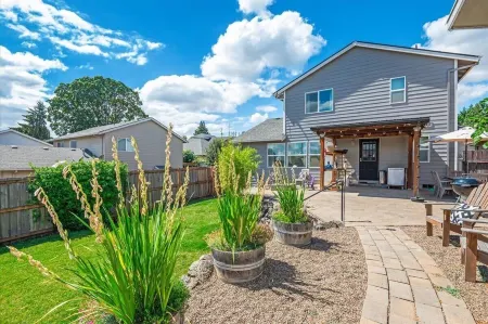 Dundee Hillside Retreat ~ Central Family & Dog Friendly Home!