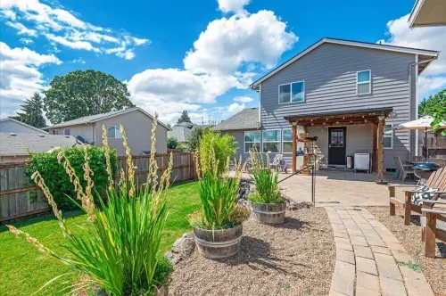 Dundee Hillside Retreat ~ Central Family & Dog Friendly Home!