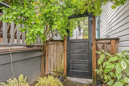 Sun filled Hawthorne-Belmont Casa De Campo Отели рядом с достопримечательностью «Mount Tabor Park»