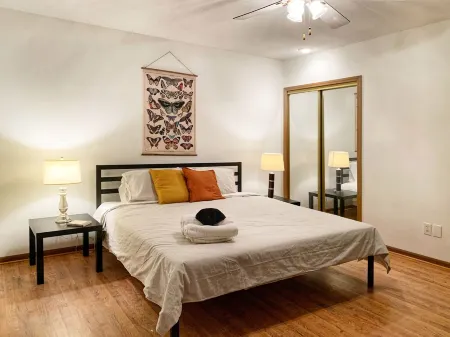 Stylish Apartment in Historic Downtown Parkville Отели рядом с достопримечательностью «Зона Роза Таун Сентер»