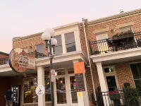 1 block to lake, 2 blocks-Surf Ballroom, & 3 blocks-City Park-Perfect posh stay!