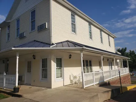 Historic Hardware Inn with River Views: Suite 103