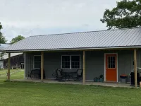 Cozy new cottage sleeps 4 near Watkins Glen Racetrack!