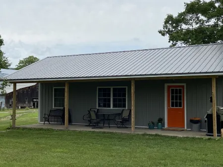 Cozy new cottage sleeps 4 near Watkins Glen Racetrack! Отели рядом с достопримечательностью «Парк штата Уоткинс Глен»