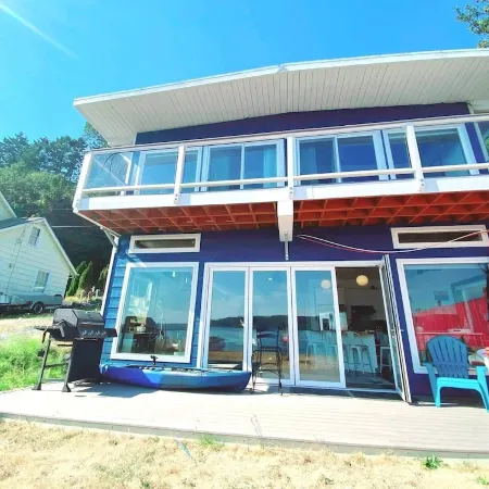 Waterfront beach house 3 minute walk to town.