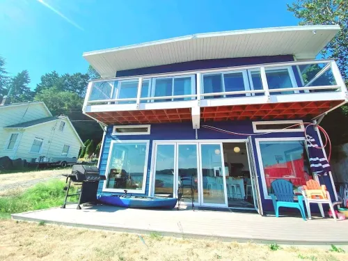 Waterfront beach house 3 minute walk to town.