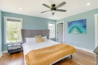 Lakefront Luxury Retreat, Kayaks, Game Room, Firepit, Pool Table & Private Dock