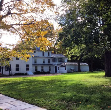 Miner Cottage-Historic Antique Home just steps from the Equinox Resort