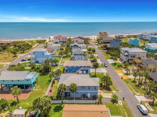 Beach  / Pool / Hot Tub / Game Room / Firepit/ Sleeps 10