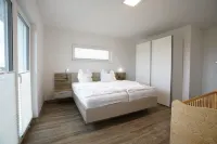 4 Bedroom Private Vacation Home in Hohen Wieschendorf Hotels in Hohenkirchen