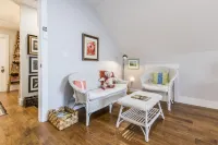 Large suite/private bath/private entrance on quiet street near Thomas Pt. Beach