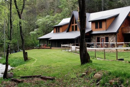 Luxury Creekside Lodge with Hot Tub & Game Room, Great for Large Groups!
