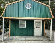 Green cabin close to University of Central Missouri and Whiteman AF Base Hotels in Johnson County