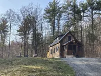 Cheerful Tiny Cabin hideaway near hiking, skiing & snowmobiling in small town VT