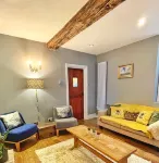 Historic cosy Old Town cottage-parking, garden, 2-min walk to beach