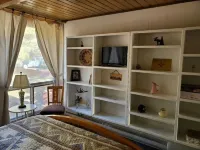 Tree Top - Cozy, Quiet, Tiny 2nd-Story, Private Condo for 1 or 2 Hotels in 