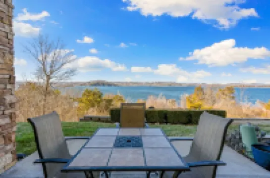 Luxurious Condo with unobstructed access to Table Rock Lake