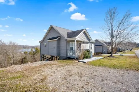 Peaceful Cottage Minutes from Lake Access