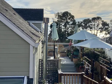 Oceanview Penthouse, Stylish & Walking to Beach Отели рядом с достопримечательностью «Pillar Point Harbor»