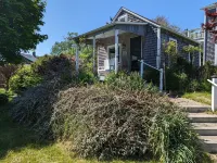 Cozy cottage with Ninigret Pond access and a short walk to the beach