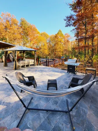 Pocono Escape with huge Pool HOT TUB,GAMEROOM,FIREPIT,near Camelback & Kalahari