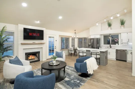 L'Amore: A Spacious 4-bedroom pool house in lovely Chandler