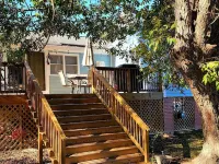Immaculate Cottage in the Historic District.  Quiet street, large fenced yard. Hotels in Washington
