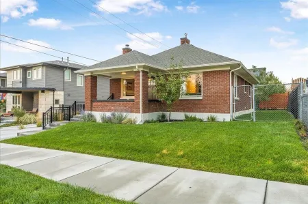 Downtown Hot Tub Bungalow