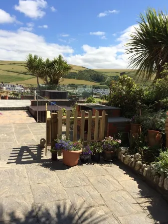 Large Victorian House for 12 Overlooking Woolacombe Beach. Hot Tub, BBQ, Parking Отели в г. Вулакомб