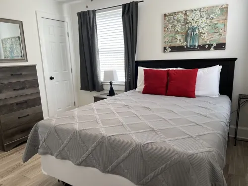 C7 Perfect location in city center, near beaches, private patio, free parking!