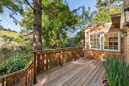 Cozy Riverview Cottage Retreat - walk to hiking trails & downtown Duncans Mills