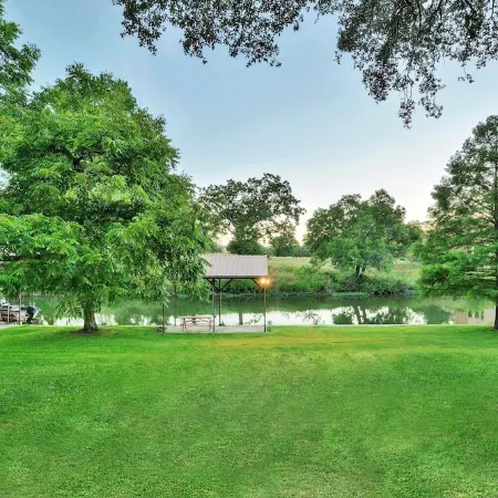 Luxury Waterfront Farmhouse - Fire Pit, Chef's Kitchen-Poker Table -Sleeps 24