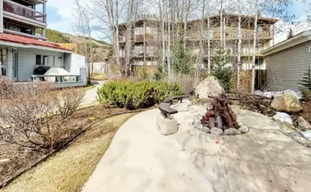 Cozy and Spacious Ski In/Out Family- sized Condo- 5 minute walk to Ski Lift!!