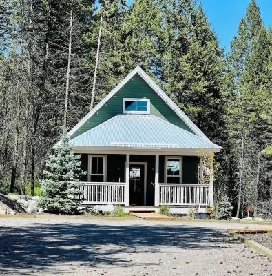 Grand Opening Pricing! Cozy 2 Bedroom Cabin with views of Flathead Lake