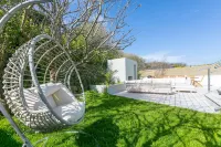 Amazing holiday home with stunning sea views, garden and parking