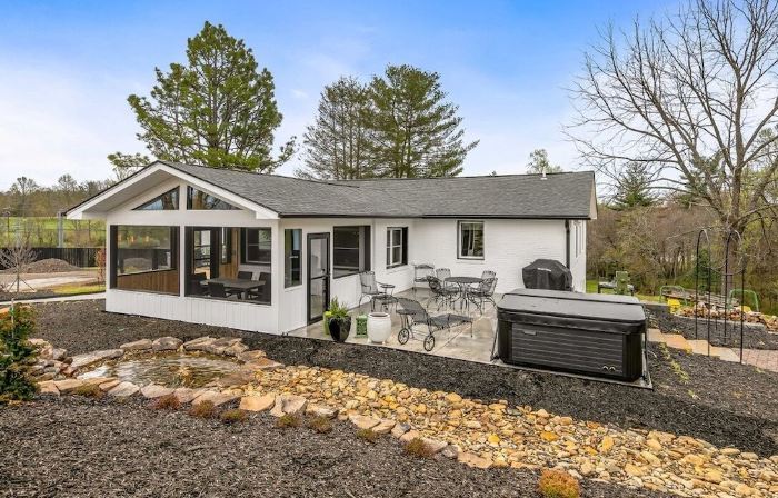 Newly renovated, convenient to area attractions yet very serene