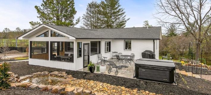Newly renovated, convenient to area attractions yet very serene Hotels in Henderson County