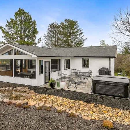 Newly renovated, convenient to area attractions yet very serene