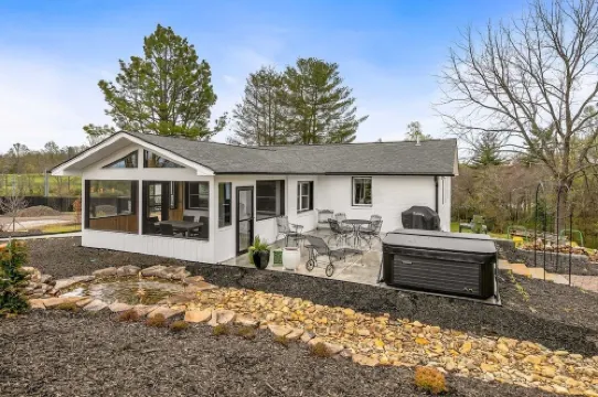 Newly renovated, convenient to area attractions yet very serene