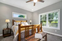 Great Location! Notre Dame few minute drive- Newer house- sleeps 12