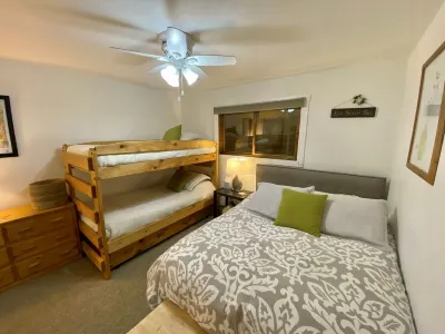 CB's Best Mt. Biking Out Your Door! Locking Bike Storage,Hot Tub, Parking, Views