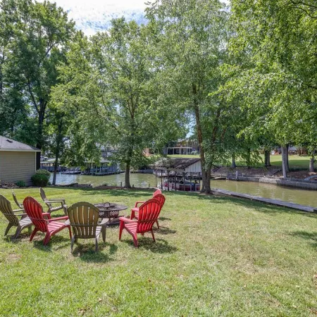 Spacious Lakehouse, Arcade Games, Huge Flat Yard, Premium Linens Included!