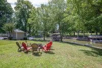 Spacious Lakehouse, Arcade Games, Huge Flat Yard, Premium Linens Included!