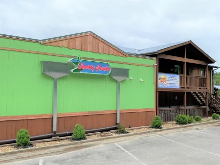 Updated 3 Bedroom Condo at Mile Marker 26 near Margaritaville Resort Отели в г. Осейдж Тауншип