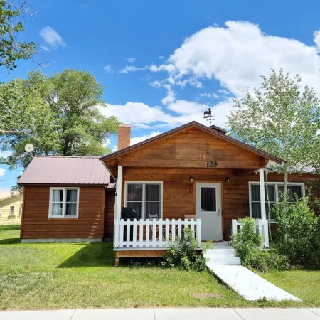 Home Located Close to Everything in Pinedale Отели в г. Пайндейл