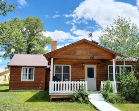 Home Located Close to Everything in Pinedale Hotels in Pinedale
