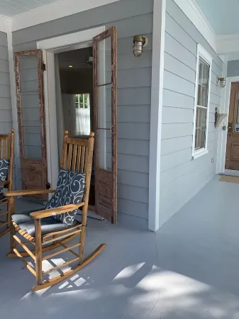 Completely Renovated Historic Home in Perfect Location of Downtown Beaufort Отели рядом с достопримечательностью «Spanish Moss Trail Train Depot»