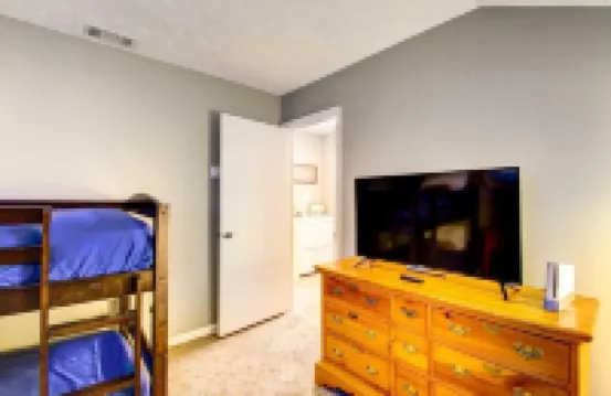 Cozy Wintergreen Ski Chalet -Hot Tub-Walk to Slopes & Family Friendly!