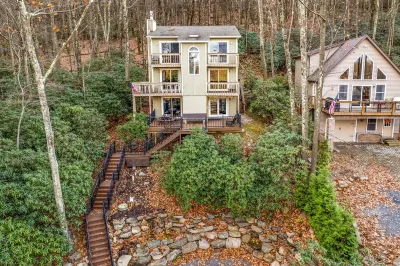 Walk to Town-Lake Views-6 Decks-Pool Table-FirePit: The Lookout